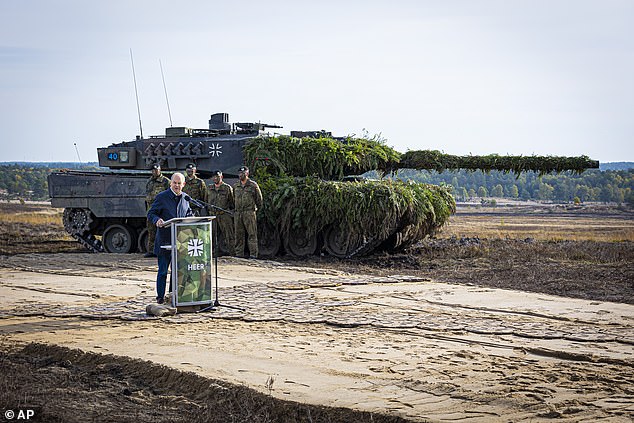 Alemania se ha convertido en uno de los principales proveedores de armas de Ucrania en los 11 meses transcurridos desde la invasión de Rusia.  El debate entre los aliados sobre los méritos de enviar tanques de batalla a Ucrania ha centrado la atención sin descanso en Alemania, cuyo tanque Leopard 2 es utilizado por muchos otros países y ha sido buscado durante mucho tiempo por Kyiv.