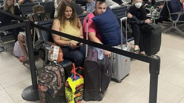 Los pasajeros (en la foto del aeropuerto de Pago Pago) que viajaban de Los Ángeles a Sydney se vieron obligados a pasar casi un día completo en una isla remota después de que su avión
