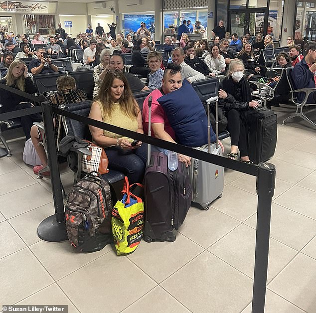 Los pasajeros (en la foto del aeropuerto de Pago Pago) que viajaban de Los Ángeles a Sydney se vieron obligados a pasar casi un día completo en una isla remota después de que su avión