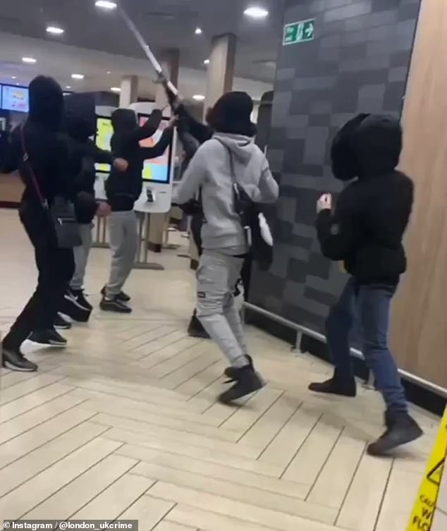 La pelea estalló ayer en un McDonald's en Hackney, Londres, frente a varios clientes horrorizados.