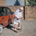 Periodista sudafricano, 90, entrega noticias en el desierto