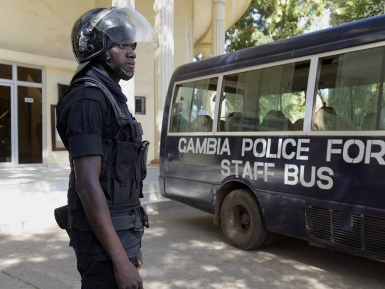 'Planes para retirar a todos los altos oficiales militares': Gambia acusa a dos civiles y a un oficial de policía de intento de golpe