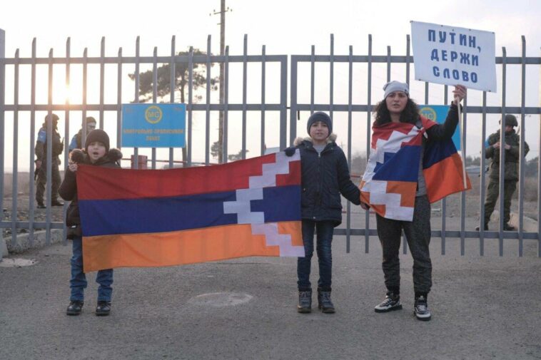 Policía en Armenia detiene a 65 manifestantes cerca de base militar rusa
