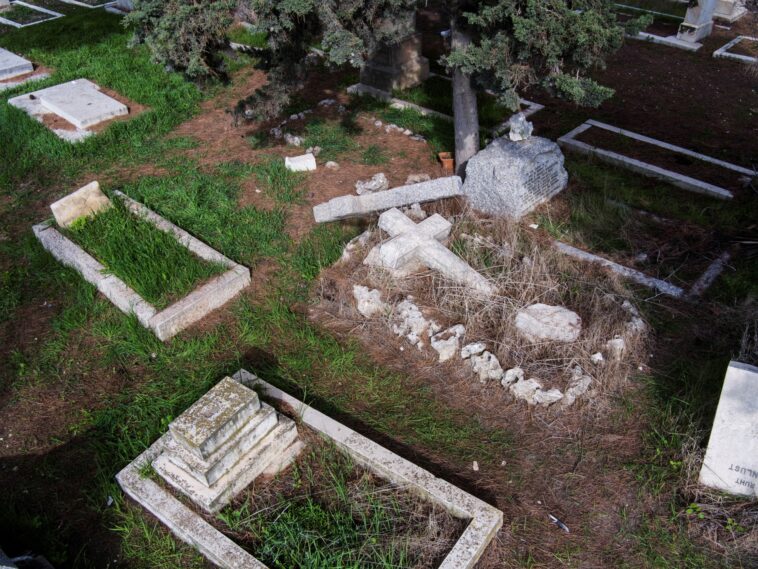 Policía israelí arresta a dos personas por vandalismo en cementerio de Jerusalén