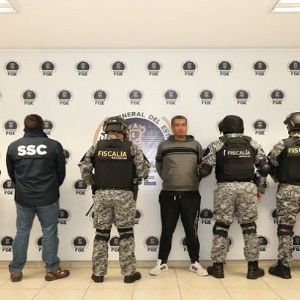 Policía mexicana arresta a 5 sicarios involucrados en ataque a reportero