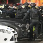 Escuadrones de policías armados invadieron la escena donde, según los informes, se realizaron disparos en Hastings.