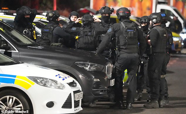 Escuadrones de policías armados invadieron la escena donde, según los informes, se realizaron disparos en Hastings.