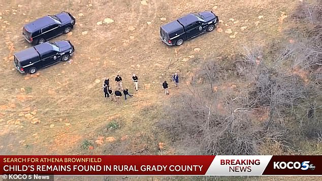 Aquí es donde un cuerpo que se cree que es el de Athena Brownfield fue encontrado por policías cerca de Rush Springs en Oklahoma el martes por la tarde.  Se teme que haya sido asesinada por el esposo separado de su cuidador, Ivon Adams, el día de Navidad.