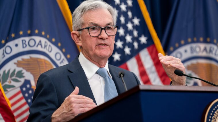Powell enfatiza la necesidad de independencia política de la Fed al abordar la inflación