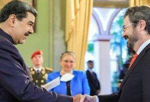 Presidente de Venezuela recibe credenciales del embajador de España