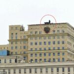 En la imagen: un sistema de misiles Pantsir (encerrado en un círculo) en la parte superior del Centro de Gestión de Defensa Nacional del Ministerio de Defensa de Rusia, el centro de comando de la invasión en curso de Vladimir Putin en Ucrania, en el terraplén de Frunzenskaya en Moscú, la capital de Rusia.