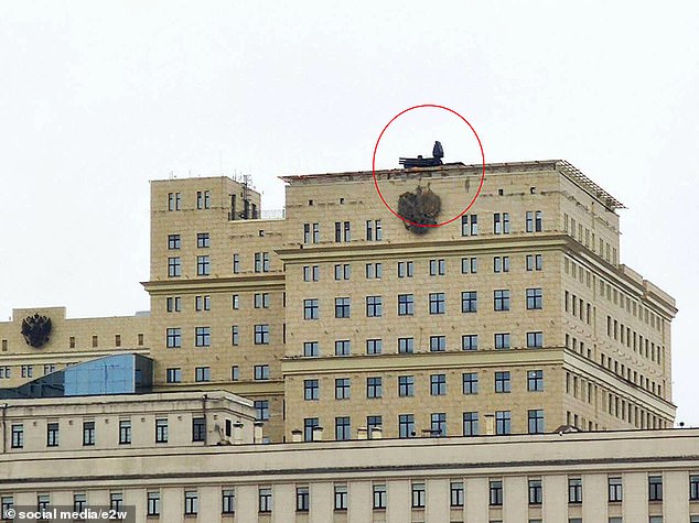 En la imagen: un sistema de misiles Pantsir (encerrado en un círculo) en la parte superior del Centro de Gestión de Defensa Nacional del Ministerio de Defensa de Rusia, el centro de comando de la invasión en curso de Vladimir Putin en Ucrania, en el terraplén de Frunzenskaya en Moscú, la capital de Rusia.