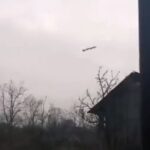 Se ve un dron volando sobre Kyiv esta mañana cuando Vladimir Putin tomó represalias contra Occidente por su acuerdo con los tanques.
