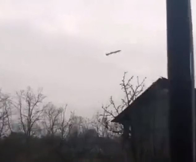 Se ve un dron volando sobre Kyiv esta mañana cuando Vladimir Putin tomó represalias contra Occidente por su acuerdo con los tanques.