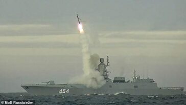 Vladimir Putin lanzó alegremente un buque de guerra armado con nuevos misiles de crucero Zircon hipersónicos con capacidad nuclear Mach 9 en una misión para desafiar a Occidente (en la foto en un lanzamiento de prueba el año pasado a bordo del Almirante Gorshkov)
