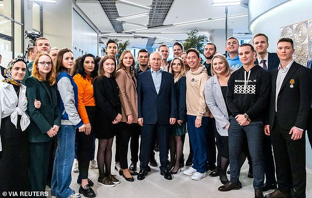 El presidente ruso, Vladimir Putin, posa para una foto con estudiantes de la Universidad Estatal Lomonosov de Moscú mientras visita el grupo de investigación Lomonosov en Vorobyovy Gory en Moscú.