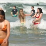 Ahora se considera que Queensland tiene la mejor economía de Australia debido al fuerte crecimiento de la población (en la foto, nadadores en Surfers Paradise en Gold Coast)