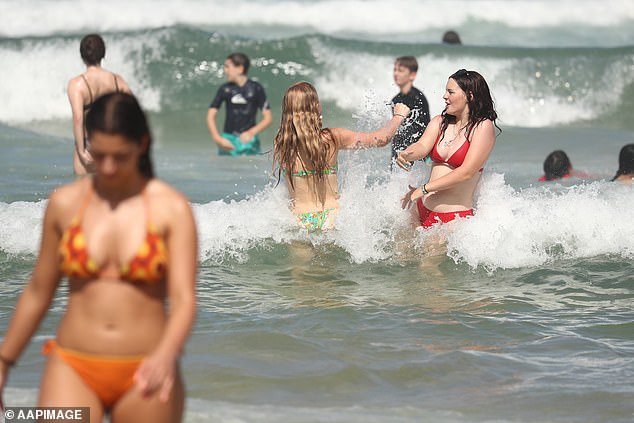 Ahora se considera que Queensland tiene la mejor economía de Australia debido al fuerte crecimiento de la población (en la foto, nadadores en Surfers Paradise en Gold Coast)