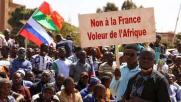 Rally de Burkina celebra la noticia de que las tropas francesas se irán