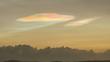 Las nubes nacaradas necesitan temperaturas inferiores a -108 °F (-78 °C) para formarse, una temperatura que se encuentra mucho más arriba en la estratosfera (la segunda capa de la atmósfera de la Tierra)