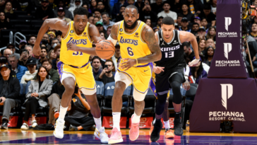 Rastreador de anotaciones de LeBron James: a pesar de otra noche de 32 puntos de The King, los Lakers caen ante Kings