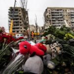 Recuperan el cuerpo de un niño de debajo de los escombros de un bloque de apartamentos en Dnipro destruido por un misil ruso