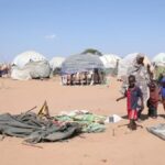 Refugiados somalíes repatriados regresan a los campamentos de Kenia mientras continúa la devastadora sequía