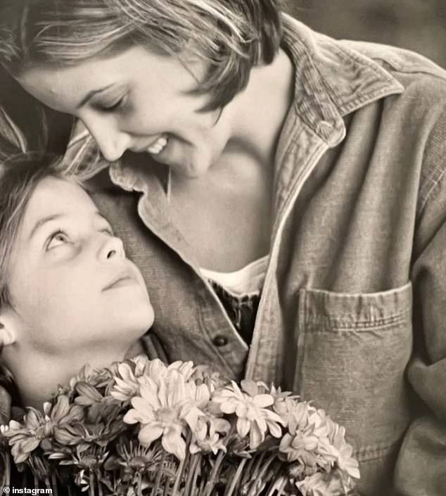 Riley Keough publicó una foto de su infancia con su madre Lisa Marie Presley, quien murió la semana pasada a la edad de 54 años de un paro cardíaco.