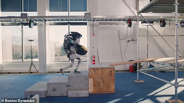 Nuevas imágenes de Boston Dynamics muestran a Atlas, su aterrador robot humanoide bípedo de seis pies de altura, ayudando con el trabajo de construcción.