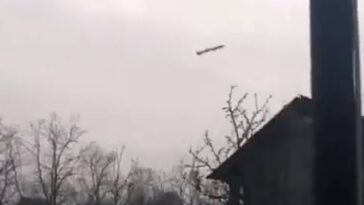 Un misil sobrevuela Kyiv esta mañana cuando Vladimir Putin tomó represalias contra Occidente por su acuerdo con los tanques.