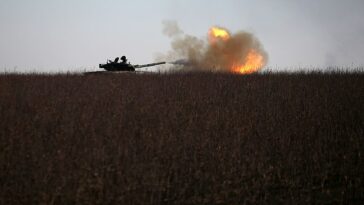 Un tanque ucraniano dispara hacia una posición rusa cerca de la ciudad de Bakhmut, región de Donetsk, ayer.