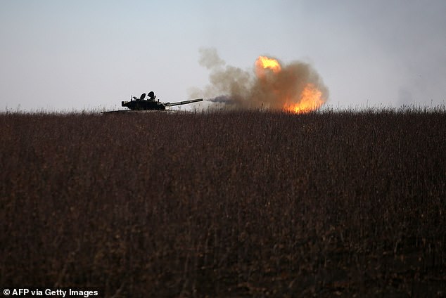 Un tanque ucraniano dispara hacia una posición rusa cerca de la ciudad de Bakhmut, región de Donetsk, ayer.