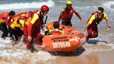 Salvavidas rescata más de 1000 desde Navidad a medida que aumentan los ahogamientos