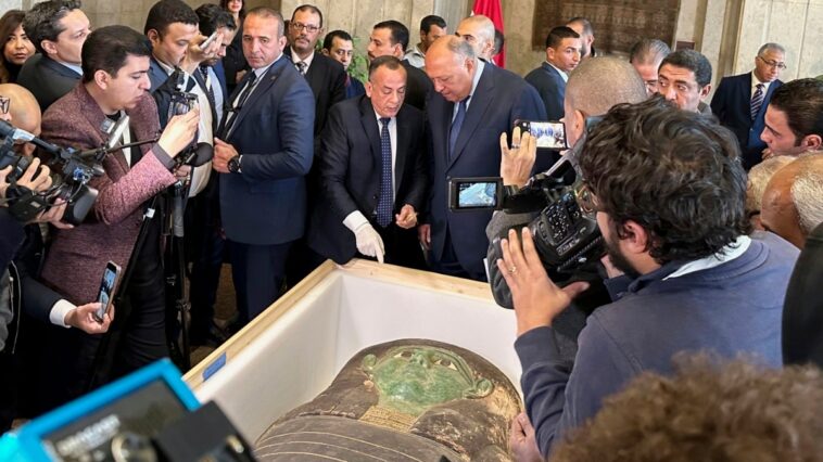 Sarcófago antiguo saqueado devuelto a Egipto desde EE. UU.