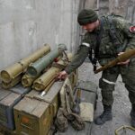 Tropa prorrusa con una granada propulsada por cohete en Mariupol, Ucrania, en mayo de 2022. Los explosivos de alta potencia han sido una característica habitual de la campaña de Rusia en Ucrania desde el año pasado.