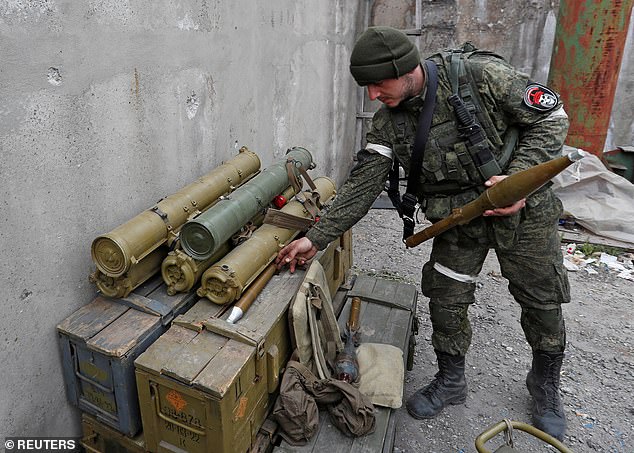 Tropa prorrusa con una granada propulsada por cohete en Mariupol, Ucrania, en mayo de 2022. Los explosivos de alta potencia han sido una característica habitual de la campaña de Rusia en Ucrania desde el año pasado.