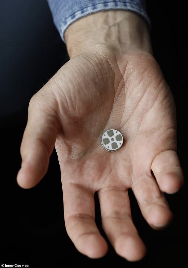 Inner Cosmos ha presentado el primer implante cerebral para tratar la depresión.  La píldora digital es la tecnología más pequeña y menos invasiva hasta la fecha: el implante es del tamaño de un centavo.