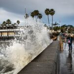 Una marea inusualmente alta está programada para golpear los estados de la costa oeste este fin de semana, provocando mareas de hasta pies de altura en algunas partes.  California (en la foto) fue azotada por tormentas en las últimas semanas