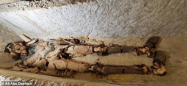 La momia de 4.300 años de antigüedad fue encontrada adornada con oro.  Los arqueólogos creen que es el más antiguo encontrado hasta ahora, junto con el más completo