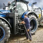 Una empresa británica ha desarrollado el primer tractor del mundo completamente propulsado por estiércol de vaca