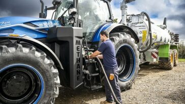 Una empresa británica ha desarrollado el primer tractor del mundo completamente propulsado por estiércol de vaca