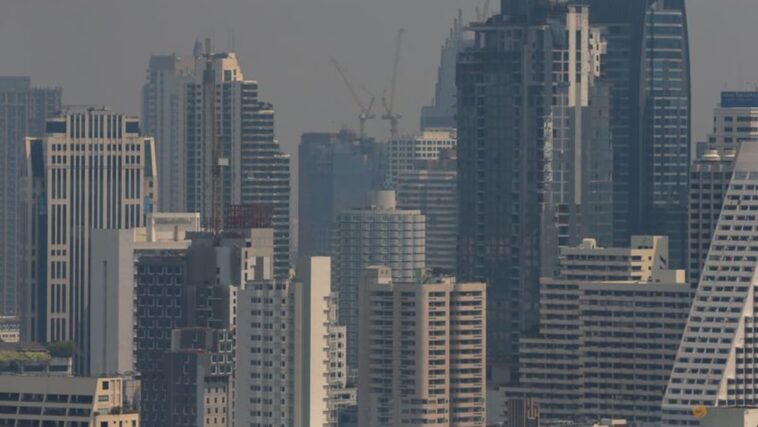 Se recomienda a los residentes de Bangkok que permanezcan en el interior ya que la calidad del aire alcanza niveles insalubres