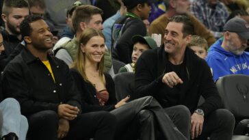 Se rumorea que la nueva novia de Aaron Rodgers tiene una conexión con la NBA