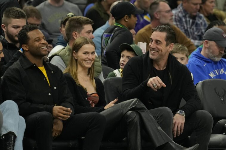 Se rumorea que la nueva novia de Aaron Rodgers tiene una conexión con la NBA