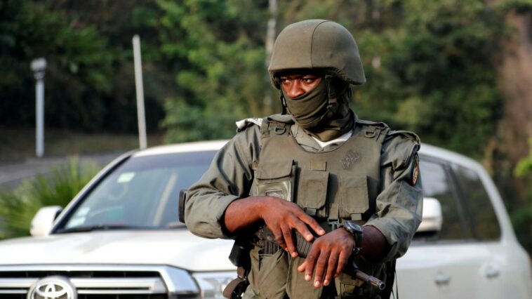 Separatistas de Camerún imponen toque de queda después de que el presidente dice que las tropas aplastan la rebelión