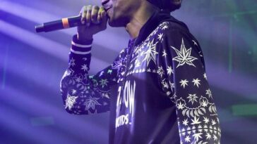 Snoop Dogg recuerda haber sido 'gangstereado' por Dionne Warwick gritando letras misóginas
