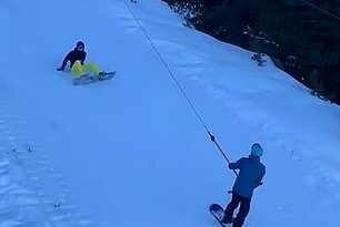 Este es el momento en que el snowboarder perdió el control sobre el elevador de remolque y comenzó a deslizarse hacia abajo por la pendiente.