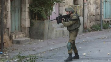 Soldado israelí muerto, 3 heridos en explosión de granada en base de Cisjordania