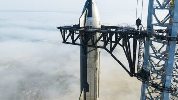 Las nuevas fotos aéreas de SpaceX de Starship completamente apiladas en la plataforma de lanzamiento orbital sugieren que el lanzamiento finalmente podría suceder
