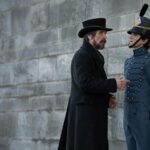 The Pale Blue Eye review: Christian Bale, Harry Melling protagonizan un drama de mal humor agobiado por un misterio sin incidentes